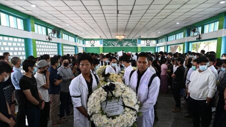 La Birmanie rend hommage à ses « martyrs », des habitants de Rangoun fuient les violences