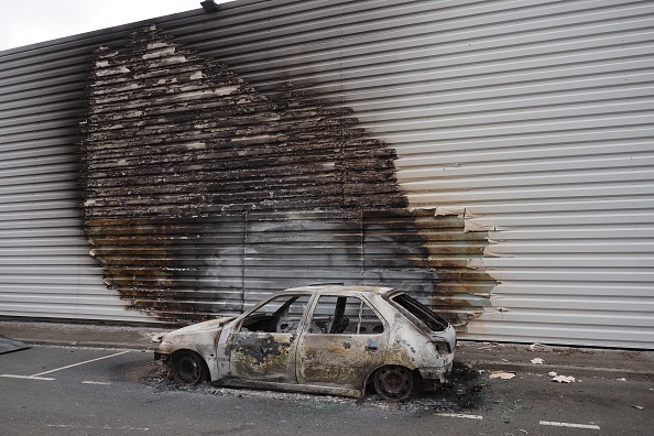 Voiture brûlée, supermarché pillé,  après une nuit d'émeutes dans le nord de Blois. (Photo : GUILLAUME SOUVANT/AFP via Getty Images)