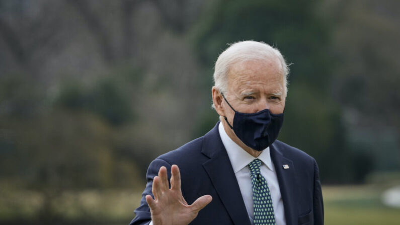 Le président américain Joe Biden sur la pelouse sud de la Maison-Blanche à Washington, le 17 mars 2021. (Drew Angerer/Getty Images)