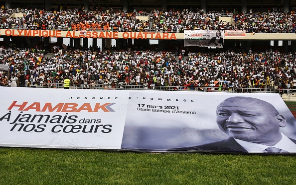 -Les gens attendent le Premier ministre ivoirien Hamed Bakayoko pour lui rendre hommage lors d'un concert au stade olympique d'Anyama, à Abidjan, le 17 mars 2021. Photo Sia Kambou / AFP via Getty Images.