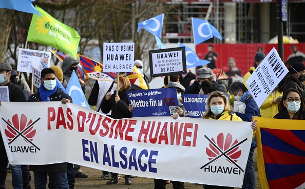 Manifestation le 18 mars 2021 à Strasbourg contre la construction de l'usine européenne de téléphonie mobile Huawei à Brumath, en Alsace. (Photo : FREDERICK FLORIN/AFP via Getty Images)