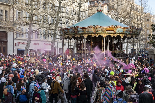 Des milliers de personnes ont défilé le 21 mars 2021 lors du carnaval dans les quartiers de la Plaine à Marseille. (Photo : CHRISTOPHE SIMON/AFP via Getty Images)
