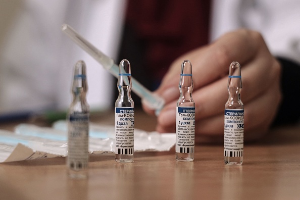 Le Spoutnik V est le premier vaccin développé par la Russie, qui a entretemps annoncé en avoir conçu deux autres. (Photo : MOHAMMED ABED/AFP via Getty Images)