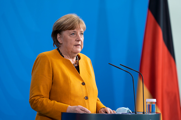 La chancelière allemande Angela Merkel fait une déclaration aux médias pour annoncer l'annulation des restrictions renforcées  récemment prévues pour Pâques le 24 mars 2021 à Berlin, en Allemagne. (Photo : Henning Schacht - Pool/Getty Images)