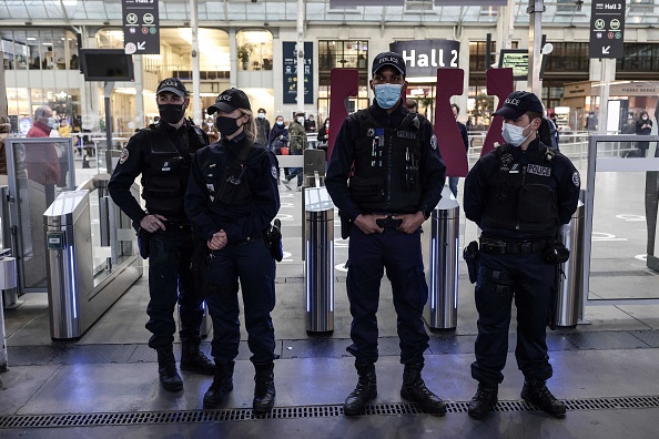 Des policiers patrouillent dans la gare de Lyon, à Paris, le 26 mars 2021, pour inspecter les justificatifs de voyage des voyageurs après que la France a imposé des mesures de confinement partiel.  (THOMAS COEX/AFP via Getty Images)