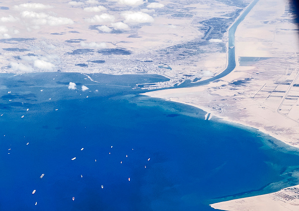 Une vue aérienne prise le 27 mars 2021montre 
 des navires échoués faisant la queue dans le golfe de Suez pour traverser le canal de Suez à son entrée sud près de la ville portuaire de la mer Rouge de Suez. (Photo : MAHMOUD KHALED/AFP via Getty Images)