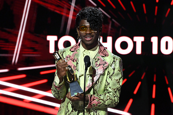 Lil Nas X reçoit le prix de la meilleure chanson Hot 100 lors des Billboard Music Awards 2020, le 14 octobre 2020 au Dolby Theatre à Los Angeles, CA. (Photo : Kevin Winter/Getty Images)