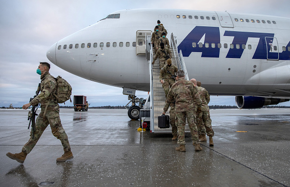 -Les soldats de l'armée américaine rentrent chez eux après un déploiement de 9 mois en Afghanistan le 10 décembre 2020 à Fort Drum, New York. Photo John Moore/Getty Images.
