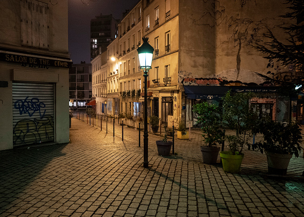 PARIS, FRANCE - 04 MARS : Vue d'une rue vide au moment où le couvre-feu de 18 heures commence, le 4 mars 2021 à Paris, France. 
  (Rafael Yaghobzadeh/Getty Images)
