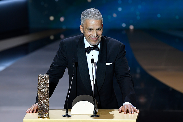 -Sami Bouajila reçoit le prix César du meilleur acteur pour le film « Un Fils ». Photo par Pierre Villard / Piscine / Getty Images.
