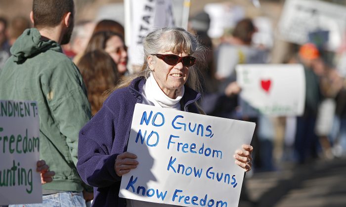 Une partisane du deuxième amendement est rassemblée avec d'autres militants en faveur de la possession d'armes à feu, au Capitole de l'État du Colorado à Denver, Colorado, le 9 janvier 2013. (Marc Piscotty/Getty Images)