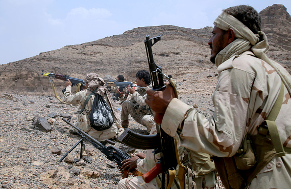 -Des membres de la tribu yéménite soutenant les forces fidèles au président du Yémen soutenu par l'Arabie saoudite, dans les montagnes de Hilan, à l'ouest de la ville de Marib. Photo Abdullab Al-Qadry / AFP via Getty Images.