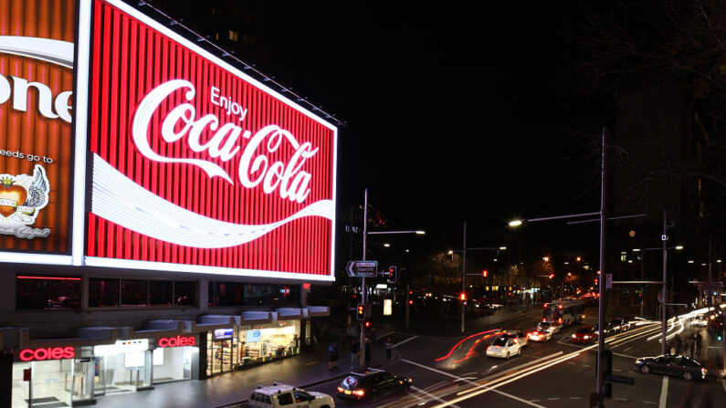 La nouvelle enseigne Coca-Cola est allumée pour la première fois, le 15 septembre 2016, à Sydney, en Australie. (Zak Kaczmarek/Getty Images for Coca-Cola)