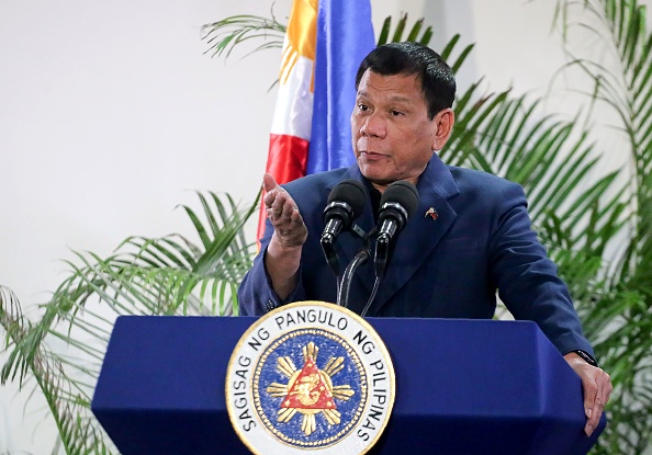 -Le président philippin Rodrigo Duterte a demandé à sa police d’"ignorer les droits de l'homme" et tuer les rebelles communistes. Photo doit lire Manman Dejeto / AFP via Getty Images.