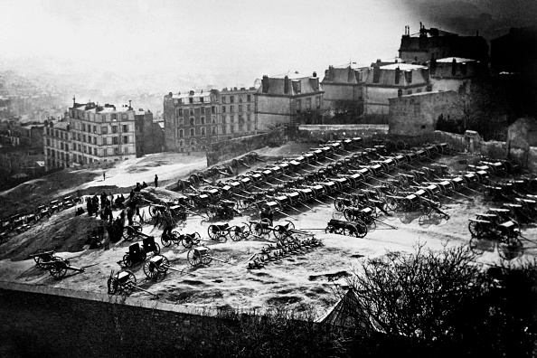 -Vue générale du parc d'artillerie de la Butte Montmartre le 18 mars 1871. Photo by -/AFP via Getty Images.
