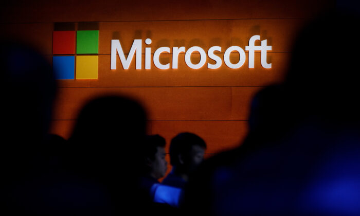 Le logo de Microsoft est illuminé sur un mur lors d'un événement de lancement de Microsoft à New York City le 2 mai 2017. (Drew Angerer/Getty Images)