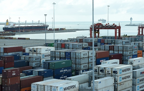 -Les conteneurs d'expédition stockés au terminal de conteneurs international de Colombo, à majorité chinoise, dans la capitale sri-Lankaise, le 20 juin 2017. Photo Ishara S. Kodikara / AFP via Getty Images.