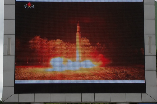 -Illustration- La couverture d'un test de missile ICBM est affichée sur un écran sur une place publique à Pyongyang le 29 juillet 2017.Photo Kim Won-Jin/ AFP via Getty Images.