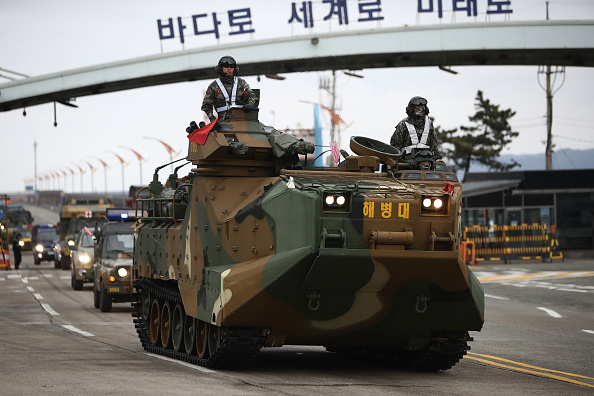 -Illustration-Les Marines sud-coréennes participent à un exercice militaire le 5 avril 2018 à Pohang, Corée du Sud. Photo par Chung Sung-Jun / Getty Images.
