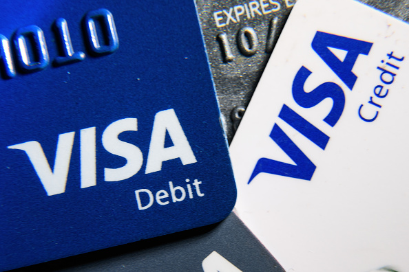 Visa et Crypto.com proposent des cartes de paiement par cryptomonnaie.(Photo illustration : Leon Neal/Getty Images)