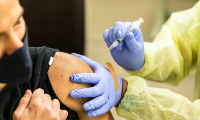 Un travailleur de santé se prépare à administrer un vaccin contre le Covid-19 à la clinique de santé de Lestonnac à Orange, en Californie, le 9 mars 2021. (John Fredricks/The Epoch Times)