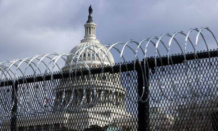Une clôture en acier de 2,5 m de haut, surmontée de fil de fer barbelé en accordéon, entoure le Capitole des États-Unis à Washington, le 29 janvier 2021. (Chip Somodevilla/Getty Images)