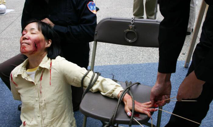 Reconstitution de l'une des méthodes de torture brutales employées par les responsables du PCC pour contraindre les pratiquantes de Falun Gong à renoncer à leur croyance. (Minghui.org)