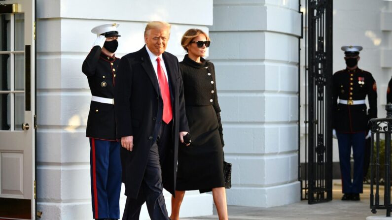 Le président américain Donald Trump et la première dame Melania se rendent à bord de Marine One avant de quitter la pelouse sud de la Maison Blanche à Washington, DC, le 20 janvier 2021. (Photo par MANDEL NGAN / AFP) (Photo par MANDEL NGAN/AFP via Getty Images)