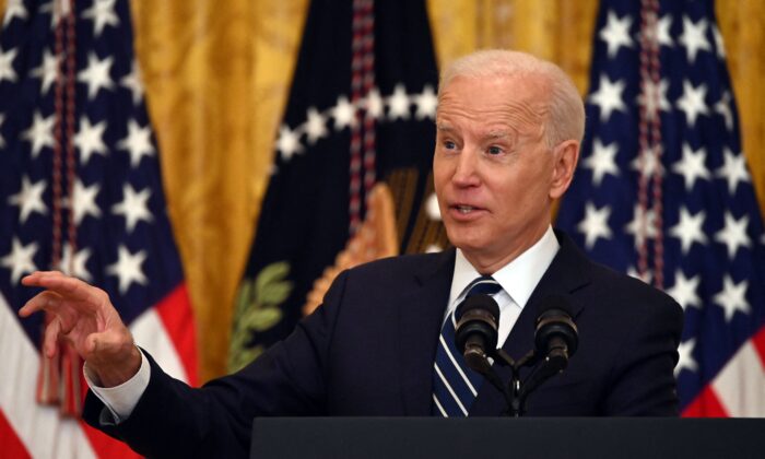 Le président américain Joe Biden répond à une question lors de sa première conférence de presse dans la salle Est de la Maison Blanche à Washington, le 25 mars 2021. (Jim Watson/AFP via Getty Images)