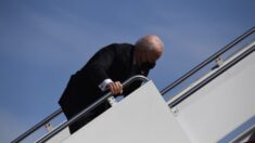 Bien qu’il ait trébuché en embarquant sur l’Air Force One, Joe Biden va bien, affirme son équipe