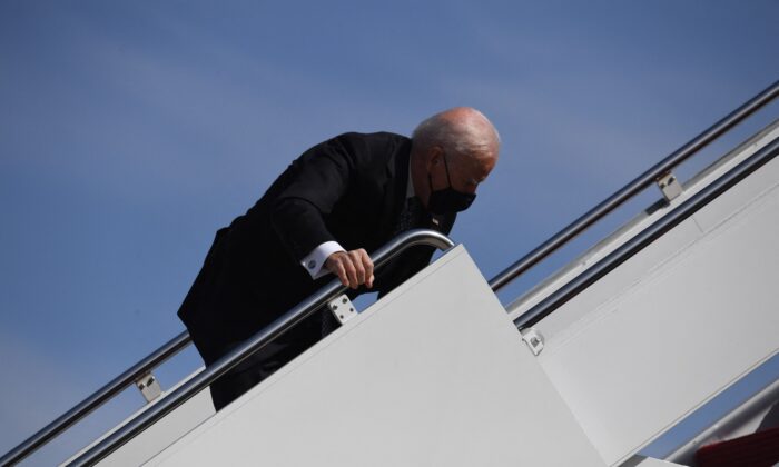 Joe Biden trébuche alors qu'il monte à bord de l'Air Force One au départ de l'Andrews Air Force Base dans le Maryland le 19 mars 2021 (Crédit: Eric Baradat / AFP via Getty Images)