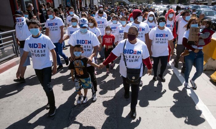 Des migrants organisent une manifestation réclamant des politiques migratoires plus ouvertes aux États-Unis, au port de passage de San Ysidro à Tijuana, dans l'État de la Basse-Californie, au Mexique, le 2 mars 2021 (Crédit: Guillermo Arias / AFP via Getty Images)