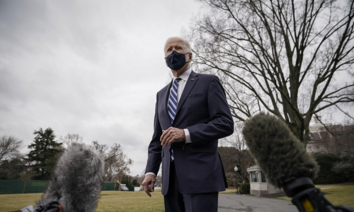 WASHINGTON, DC - Le président américain Joe Biden s'arrête brièvement pour parler à la presse alors qu'il se dirige vers le Marine One sur la pelouse sud de la Maison-Blanche à Washington le 16 mars 2021. (Drew Angerer/Getty Images)