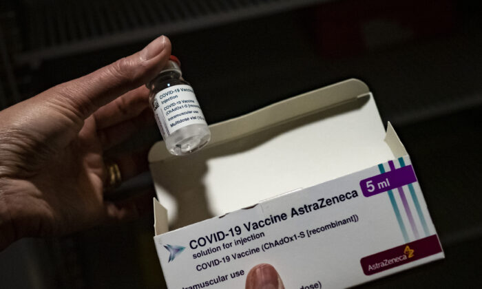 Un membre du personnel médical montre le vaccin AstraZeneca, de l'université d'Oxford, au vaccinodrome installé dans le stade du Vélodrome de Marseille, en France, le 15 mars 2021. (Arnold Jerocki/Getty Images)
