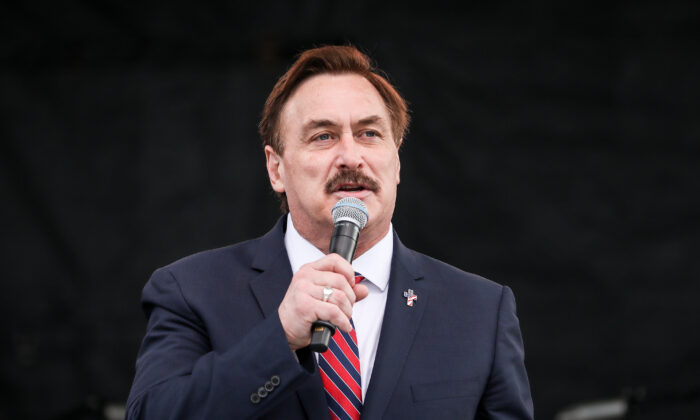 Mike Lindell, PDG de MyPillow, s'exprime lors d'un rassemblement sur le National Mall à Washington le 12 décembre 2020. (Samira Bouaou/Epoch Times)