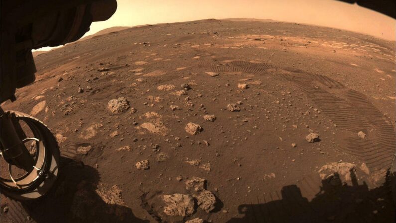 Cette image a été capturée pendant que le rover Persévérance de la NASA roulait sur Mars pour la première fois le 4 mars 2021. L'une des caméras de prévention des risques (Hazcams) de Persévérance a capturé cette image alors que le rover effectuait une courte traversée et un virage depuis son site d'atterrissage dans le cratère Jezero.
Crédits : NASA/JPL-Caltech