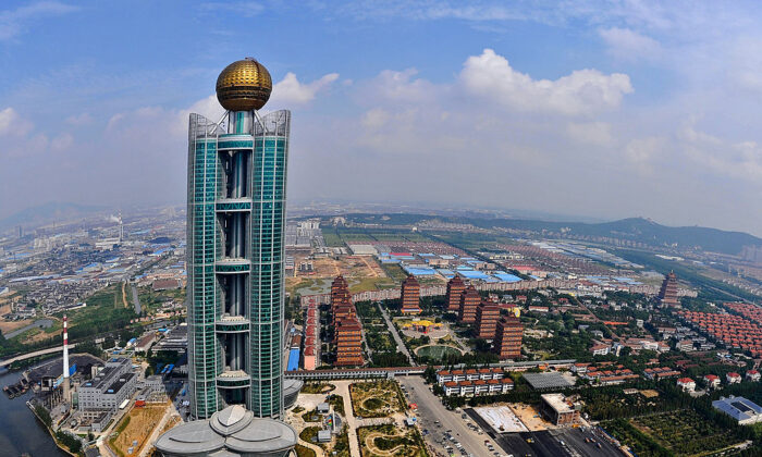 L'un des plus hauts bâtiments de Chine, le Longxi International Hotel, d'une valeur de 470 millions de dollars, présenté par les autorités chinoises comme un symbole de la croissance économique du pays, s'élève à 328 mètres de haut à Huaxi, dans la province de Jiangsu, le 25 septembre 2011. (AFP via Getty Images)