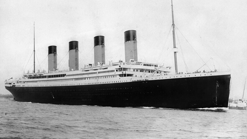 Le Titanic à Southampton le 10 avril 1912 - Par F.G.O. Stuart (1843-1923) — http://www.uwants.com/viewthread.php?tid=3817223&extra=page%3D1, Domaine public, https://commons.wikimedia.org/w/index.php?curid=2990792