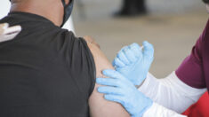 Coronavirus : le gouvernement français veut vacciner plus pour rouvrir mieux