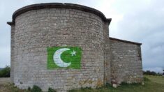 Une chapelle du 10e siècle taguée d’un drapeau du Pakistan à Fabrègues dans l’Hérault