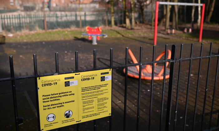  Une affiche d'information sur le COVID-19 est photographiée sur la clôture d'un parc de jeux pour enfants vide à Manchester, dans le nord de l'Angleterre, le 15 février 2021. (Oli Scarff/AFP via Getty Images)