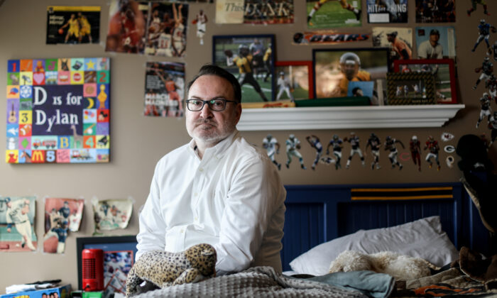 Chris Buckner, dans la chambre de son fils Dylan, à son domicile de Northbrook, Illinois, le 16 avril 2021 (Samira Bouaou/The Epoch Times)