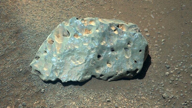Une étrange roche découverte sur Mars - Photo de la NASA (NASA's Perseverance Mars Rover)