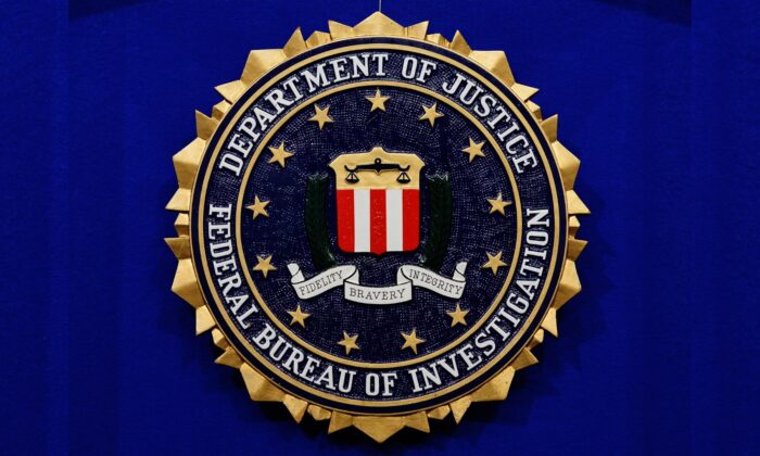 Le sceau du Federal Bureau of Investigation (FBI) au Newseum à Washington, le 17 juin 2013. (Mandel Ngan/AFP via Getty Images)