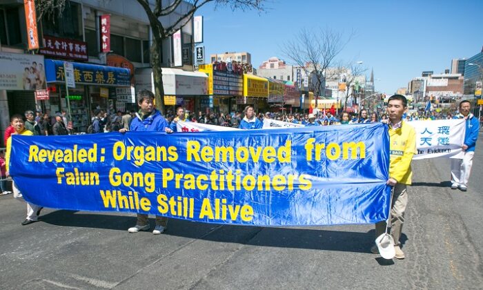 2 000 personnes participent à un défilé à Flushing, New York, le 25 avril 2015, pour demander la fin de la persécution du Falun Gong en Chine. (Benjamin Chasteen/Epoch Times)