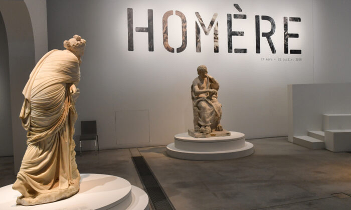 Des statues sont exposées au musée du Louvre à Lens lors de la visite de presse de l'exposition sur le poète grec Homère, à Lens, dans le nord de la France, le 26 mars 2019. (Denis Charlet/AFP via Getty Images)