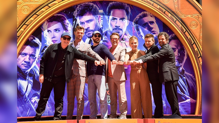 Les acteurs de "Avengers : Endgame" au moment de laisser leurs empreintes dans le ciment du parvis du TCL Chinese Theatre IMAX. (Photo by Matt Winkelmeyer/Getty Images)