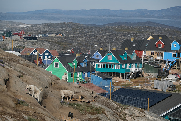 -Un complexe à la périphérie de la ville à Ilulissat, Groenland. Photo par Sean Gallup / Getty Images.