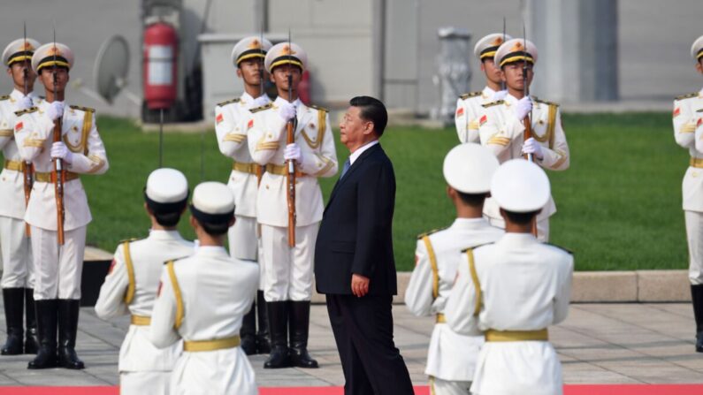 Le dirigeant chinois Xi Jinping (C) se dirige vers le Monument aux héros du peuple sur la place Tiananmen lors d'une cérémonie de dépôt de couronne marquant la Journée des martyrs à Pekin, le 30 septembre 2019. (Madoka Ikegami/AFP/Getty Images)
