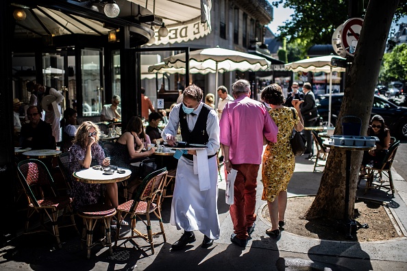 Les réouvertures des restaurants se feront "par étapes" entre début mai et fin juin, selon Emmanuel Macron. (Photo :  MARTIN BUREAU/AFP via Getty Images)
